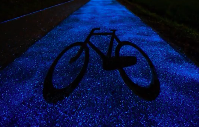 Éjszaka magától világító kerékpárút az új divat
