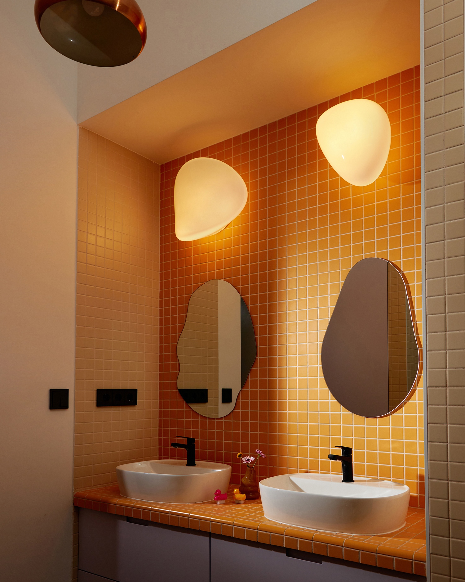 Egy fiatalos, szellős, gyerekbarát, funkcionális lakás létrehozása volt a tervezők és a megrendelő célja