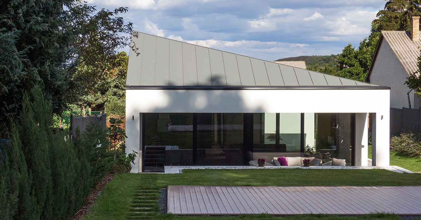 Az elnyújtott alaprajzú ház kialakítását bár a funkcionális rend határozta meg, karakteres kiszögellések törik meg a tömegét