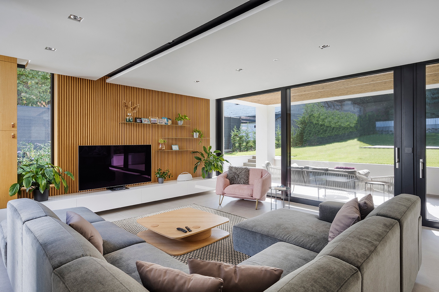 Az enteriőrben, ahogy az épület külsején sincsenek fellengzős megoldások: színek és minták terén is csak jelzésértékűen jelenik meg egy-egy pasztell árnyalat