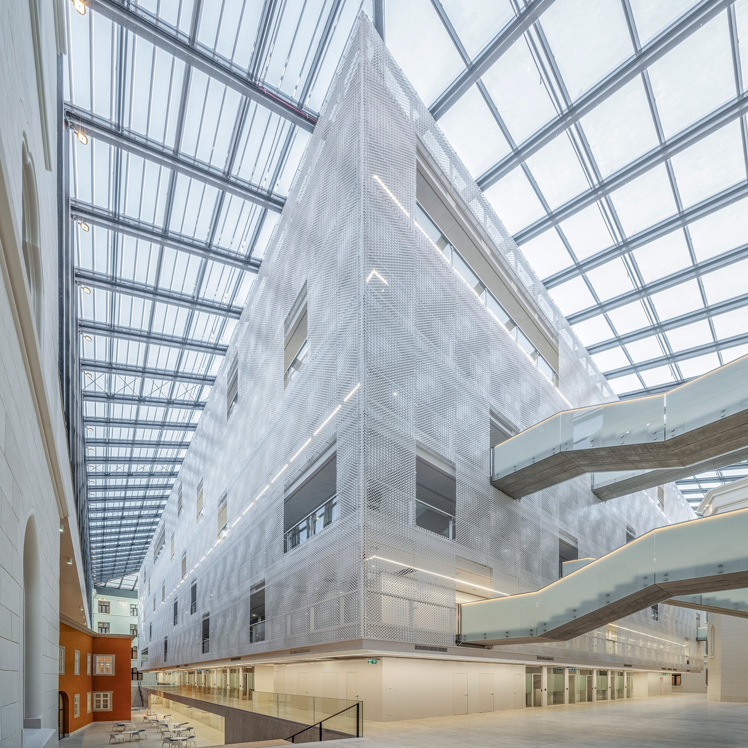 A hátsó udvarba épített irodastruktúra, melynek perforált lemezein is megnyitásokat hoztak létre a régi falak irányába. A bal alsó sarokban látható a Fortuna-ház belső homlokzata.