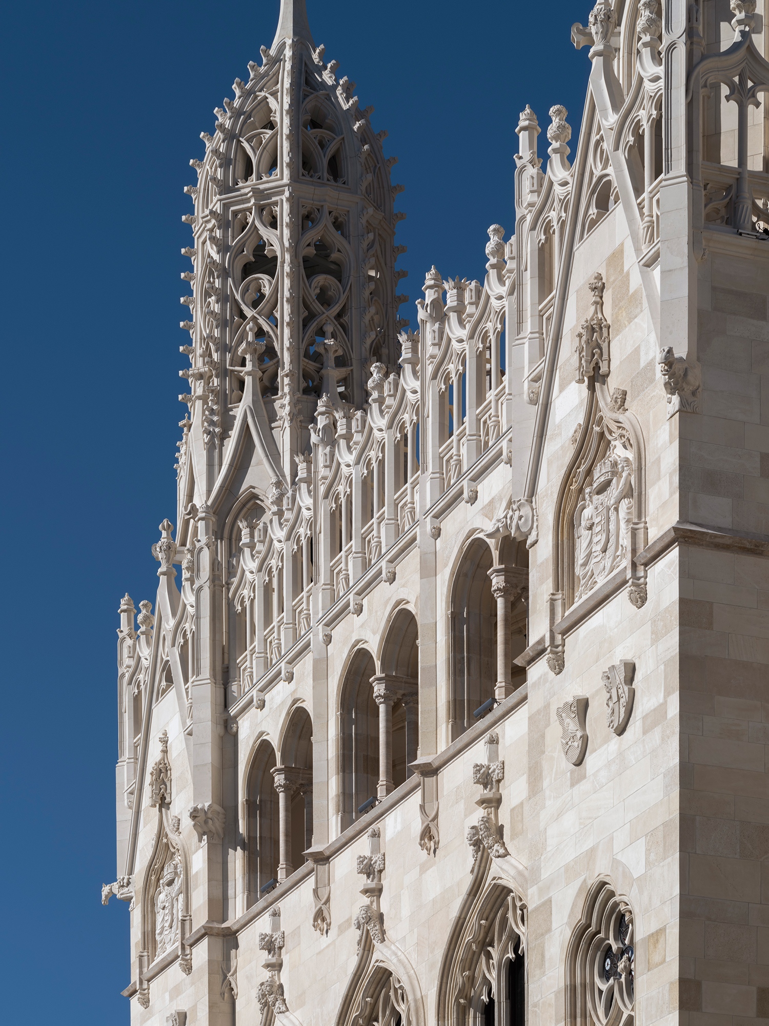 Az elpusztult állapot és a rekonstrukció közötti leglátványosabb különbség az áttört toronysisak-pár, melyet eredetileg is a bécsi Maria am Gestade áttört megoldása inspirált