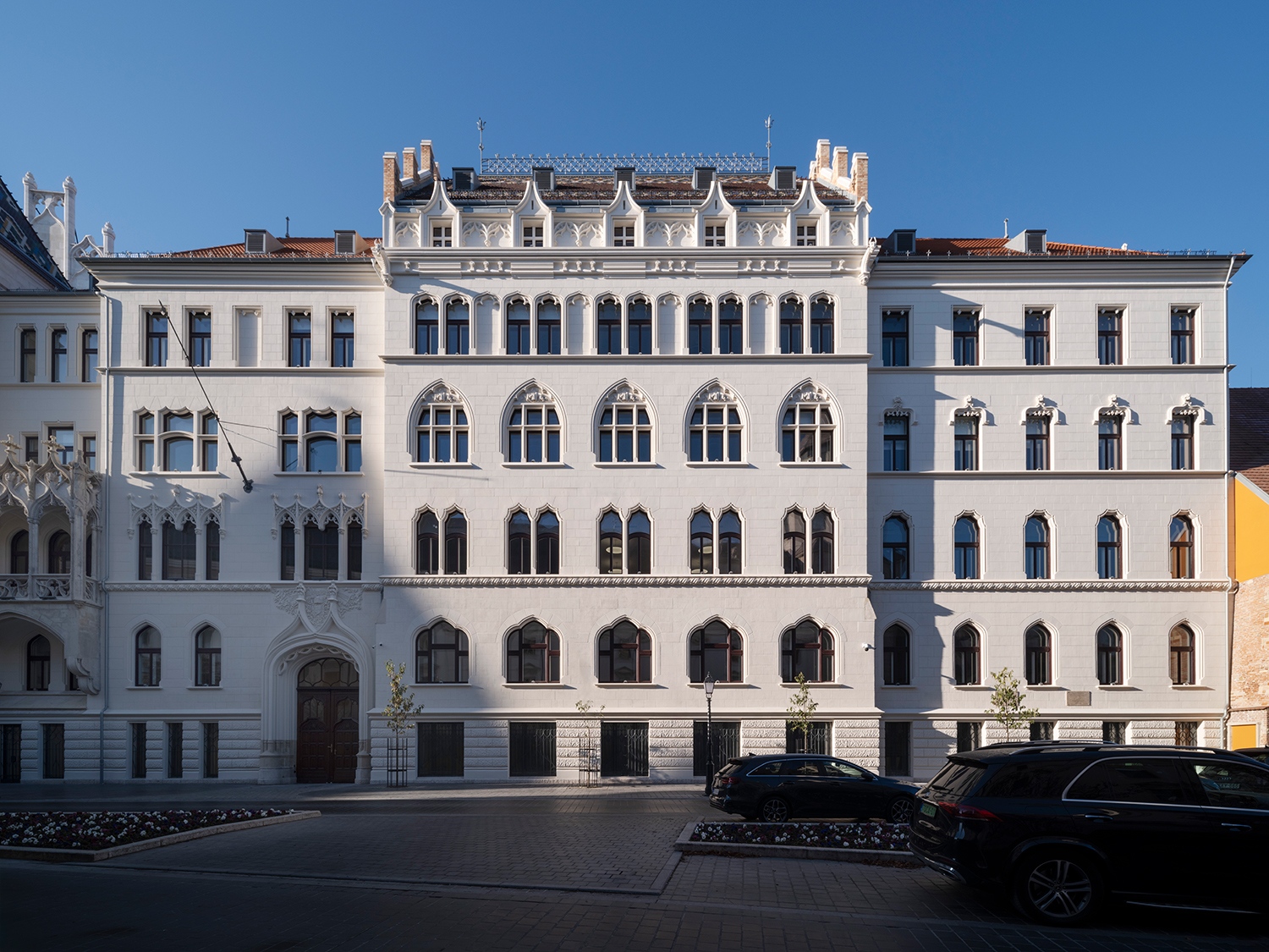 A Hess András tér felőli, részleteiben is helyreállított homlokzat