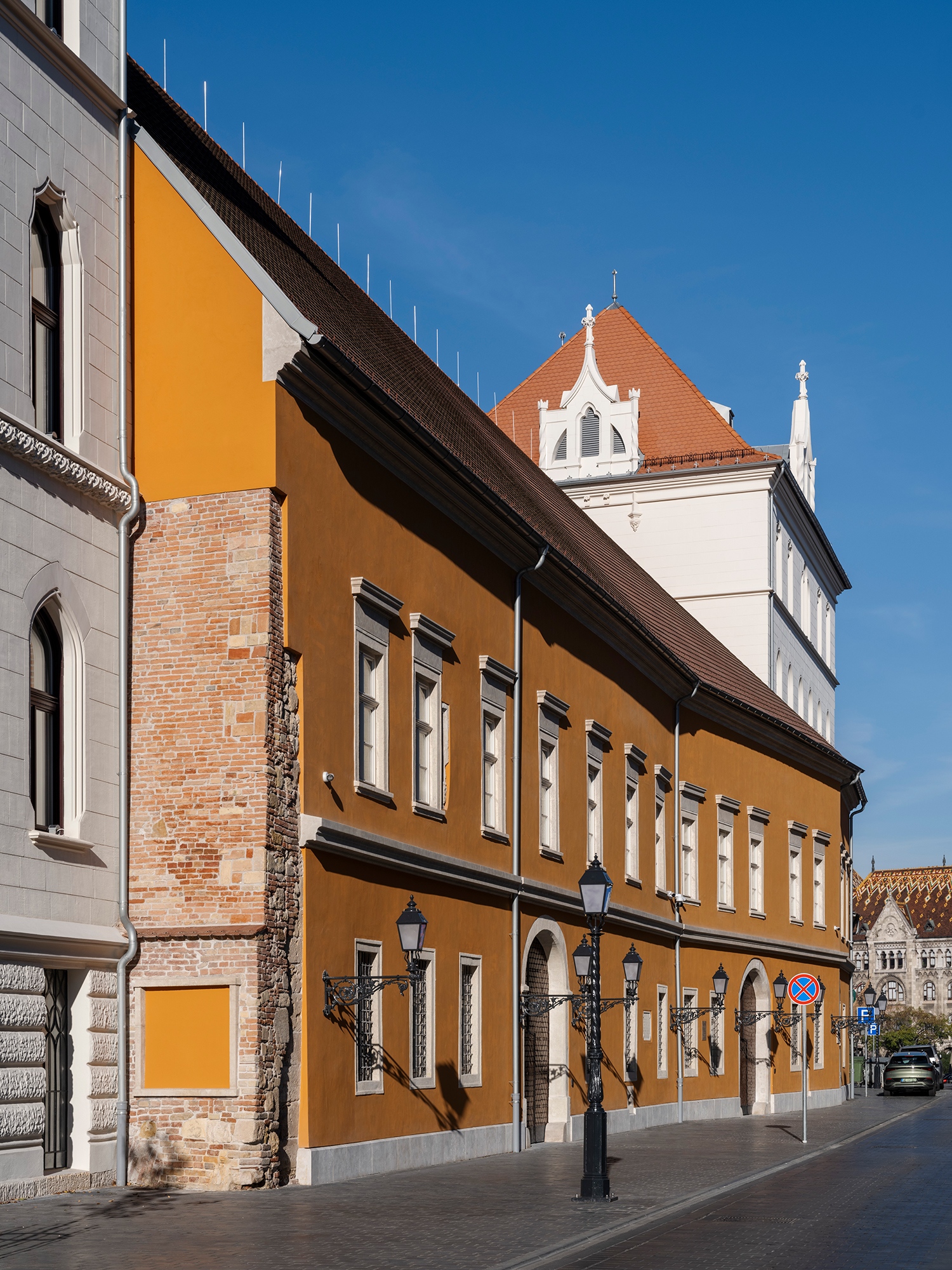 Az épületegyüttes telkén tucatnyi kisebb ház állt, Fellnernek egyedül a Fortuna-házat nem sikerült lebontani szerencsére, ami szervesen be is épült a Pénzügyminisztérium alaprajzába