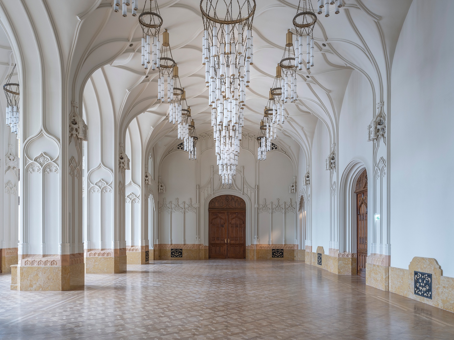 Ahol nem állt rendelkezésre fotó vagy más forrás, ott a régi stílushoz illő, de kortárs csillárokat terveztek. A rizalittal korábban elbontott dísztermet többek között a négyzetes padlóburkolat segítségével lehetett kiszerkeszteni.