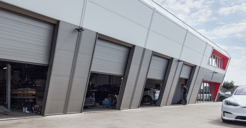 A Tesla Cybertruck orr-részének formavilága inspirálta ennek az épületnek a homlokzatait